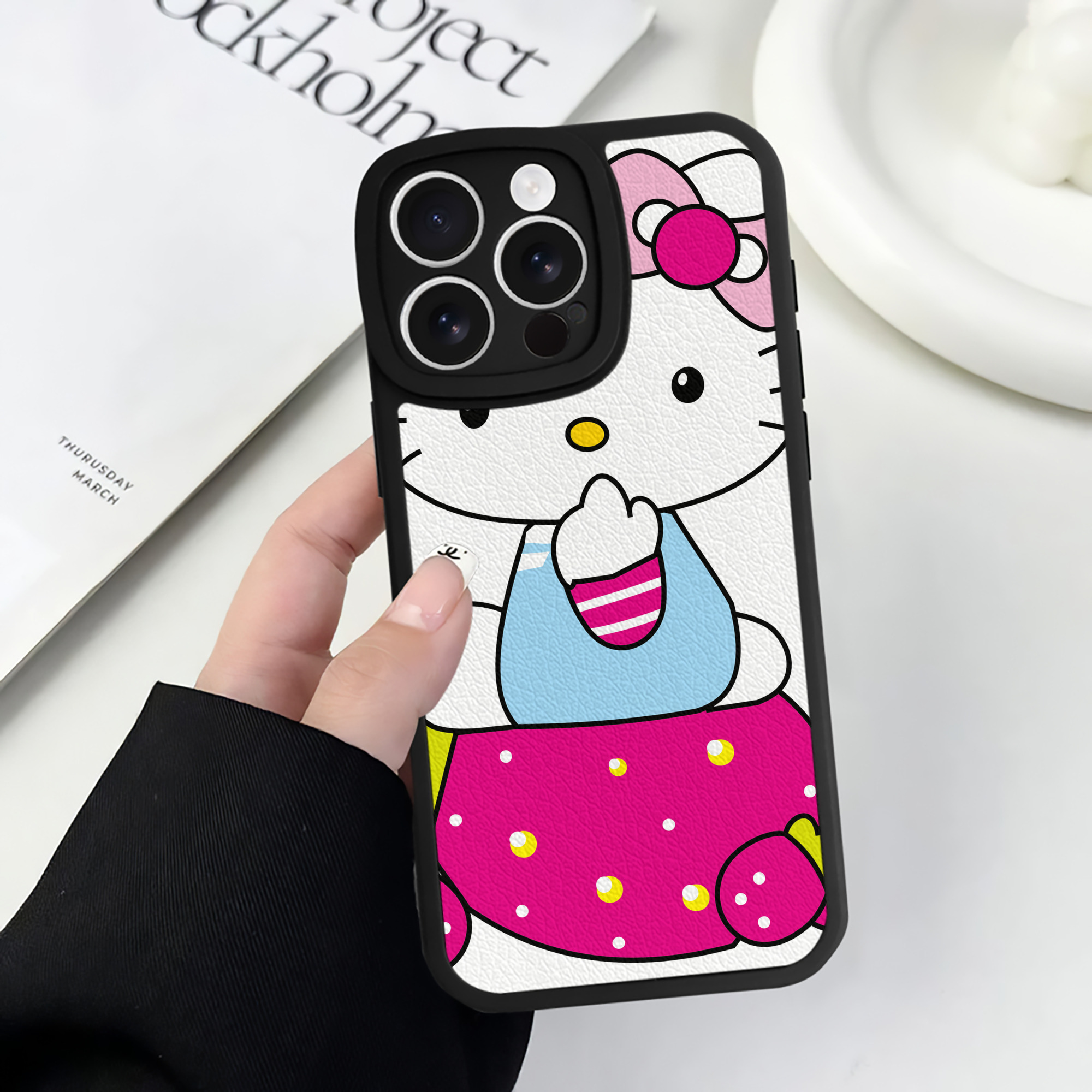 （画像用） Hello Kitty ハローキティ 【iPhone 16シリーズ対応】シリコンスマホケース（レザー調） 材質：シリコン